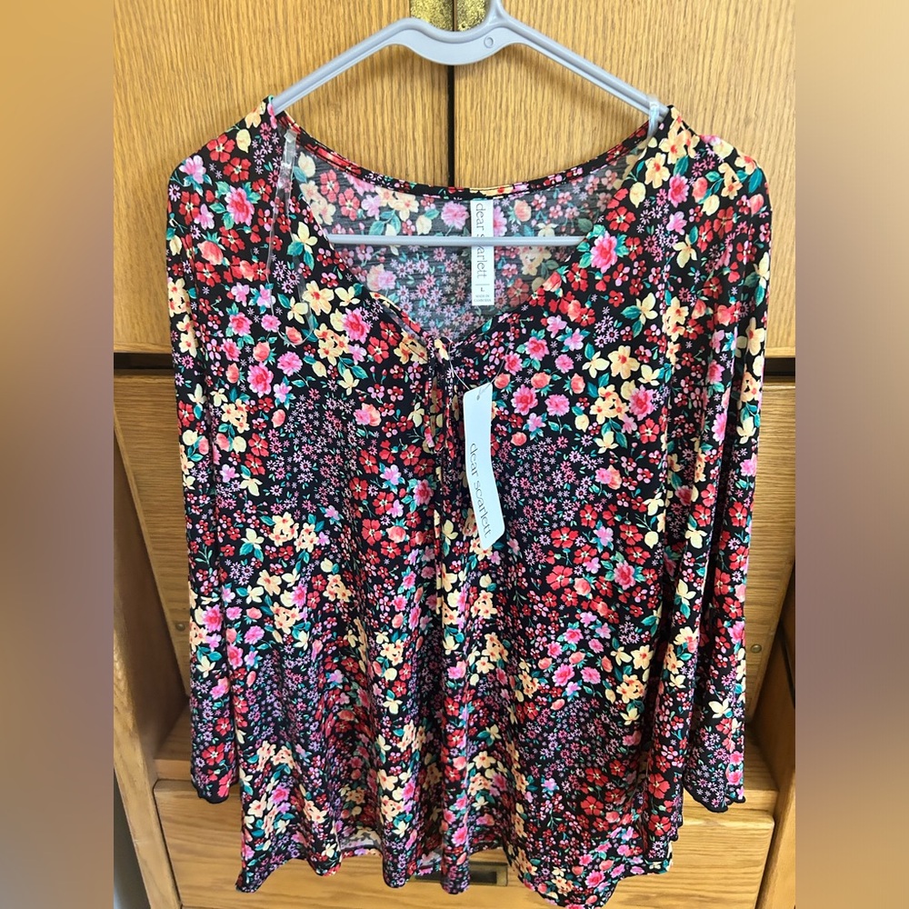 Dear Scarlett floral large top nwt